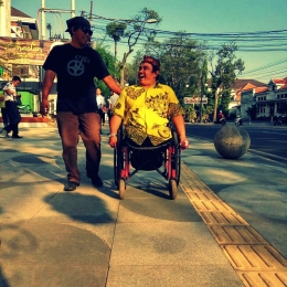 Berjalan di trotoar bersama penyandang disabilitas (dokpri)