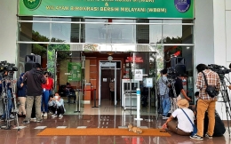Wartawan menunggu Munarman di pintu PN Jakarta timur. Dok : jpnn.com