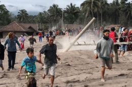 Warga berlarian karena erupsi Semeru | Sumber : kompas.com