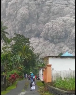 Erupsi Gunung Semeru | sumber : facebook.com