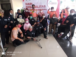 Relawan dan teman-teman disabilitas berfoto bersama usai mengikuti agenda Peringatan Hari Disabilitas Internasional 2021 di kabupaten Kebumen/Dokpri