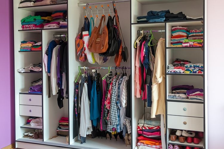 ilustrasi pakaian bertumpuk di lemari. (sumber: istockphoto via kompas.com)
