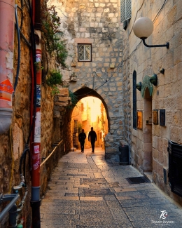 Menunggu momen yang tepat di komposisi yang sudah dirancang. Lokasi di Kota Tua Yerusalem. Sumber: dokumentasi pribadi
