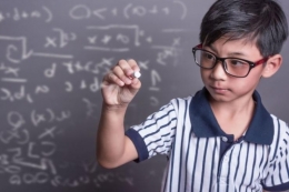 Ilustrasi seorang anak yang berpikir out of the box ketika mengerjakan soal matematika. (Sumber: Shutterstock via Kompas.com)