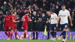Momen saat bek Liverpool, Andy Robertson (nomor punggung 26) dikartu merah wasit (Detik.com)