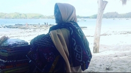 Seorang ibu penjual asongan tenun khas Lombok di pantai Tanjung Aan. Dokpri