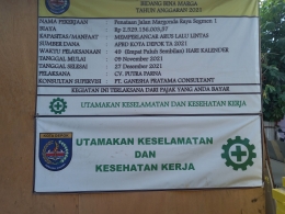 Plang CV Putra Parna di posko proyek tak jauh dari Jln. Dahlia. Foto : Parlin Pakpahan.