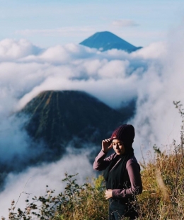 Pengunjung yang berfoto dengan penorama Gunung Bromo (sumber foto: instagram @dolan.malang)