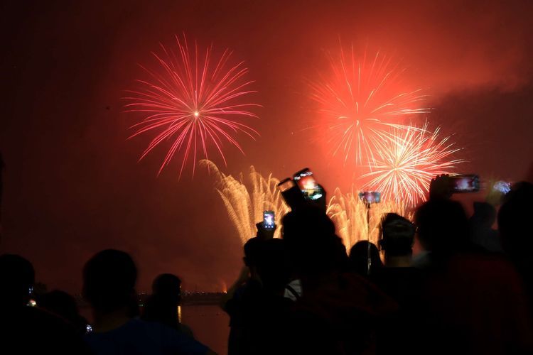 Warga menyaksikan pesta kembang api pada malam pergantian tahun baru 2016 di kawasan wisata Taman Impian Jaya Ancol (foto: kompas.com)