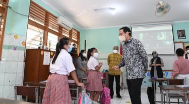 Mendikbudristek meninjau sekolah di Jakarta Timur yang menggelar PTM Terbatas.(Foto: Istimewa/Kemendikburistek).