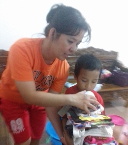 Hiero Liwun, anakku diajarkan mamanya melipat bajunya,3 Maret 2020 (dokpri)