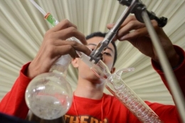 Olimpiade Penemu 2012 - Siswa SMA 1 Jepara menyiapkan alat peraga untuk pembuatan bioetanol dari alga dalam kompetisi Olimpiade Penemu 2012 tingkat Jawa Tengah di Taman Pintar, Kota Semarang, Jawa Tengah, Rabu (31/10/2012).  (KOMPAS/P RADITYA MAHENDRA YASA)