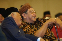 Mantan Presiden Abdurrahman Wahid (kanan) tertawa ketika berbincang bersama Wakil Ketua Majelis Permusyawaratan Rakyat (MPR) KH Cholil Bisri dalam Musyawarah Pimpinan Partai Kebangkitan Bangsa di Hotel Kartika Chandra Jakarta, Senin (10/6).(Kompas/Agus Susanto)