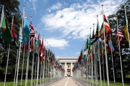 Ilustrasi bendera negara-negara PBB melakukan diplomasi. (sumber: via kompas.com)