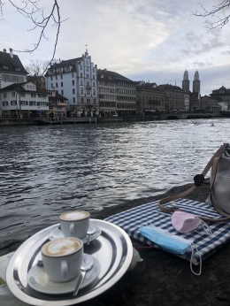 Menikmati kopi di pinggir sungai Limat Zuerich (Dokumentasi pribadi)