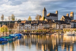 Tempat wisata di Swiss - Danau Zurich dan pemandangan Rapperswil.(Sumber: www.myswitzerland.com)
