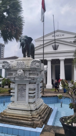 Patung gajah dan bangunan Museum Nasional (dokumen pribadi)