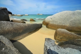 Pantai di Belitung yang makin populer karena film Laskar Pelangi. Sumber: dokumentasi pribadi