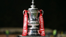 Trofi Piala FA (Sumber : tribunnews.com)
