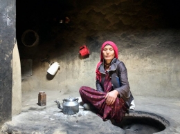 Wanita ini hidup bersama dengan suami dan lima anaknya dalam kondisi seadanya. Foto: WFP/Jon Dumont