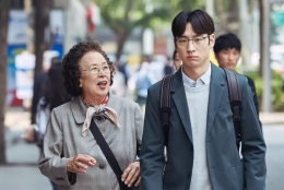Nenek Na saat merayu Park agar mau menjadi gurunya. Sumber gambar: Lotte Entertainment via IMDB