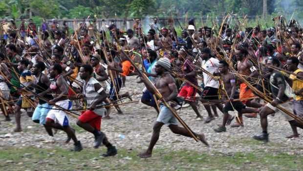 Perang suku di Wamena. Sumber: berita satu.com