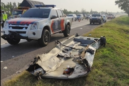 Polisi mengevakuasi bangkai kendaraan pasca kecelakaan maut di KM 184 Tol Cipali, Kabupaten Cirebon, Jawa Barat, Senin (10/8/2020).(KOMPAS.com/MUHAMAD SYAHRI ROMDHON)