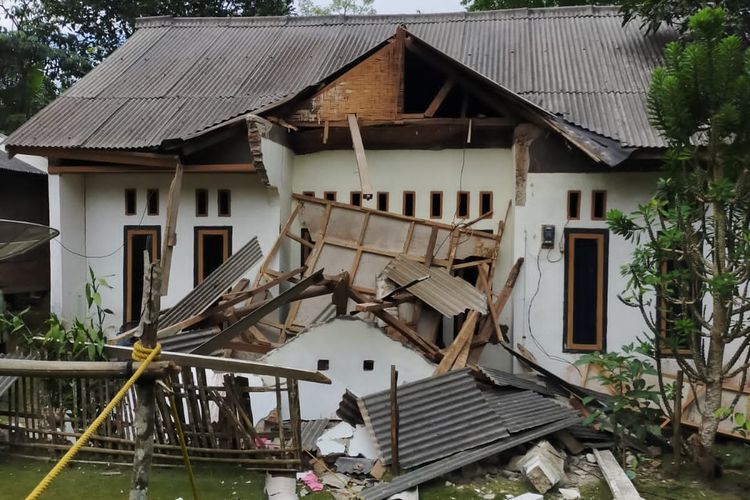 Rumah rusak di Pandeglang akibat gempa M 6,7 yang mengguncang Sumur, Pandeglang, Banten pada pukul 16.05 WIB.(PUSDALOPS BNPB via kompas.com)