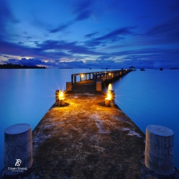 Senja di dermaga Cocotinos Dive Resort yang menghadap ke arah Taman Laut Bunaken. Sumber: dokumentasi pribadi