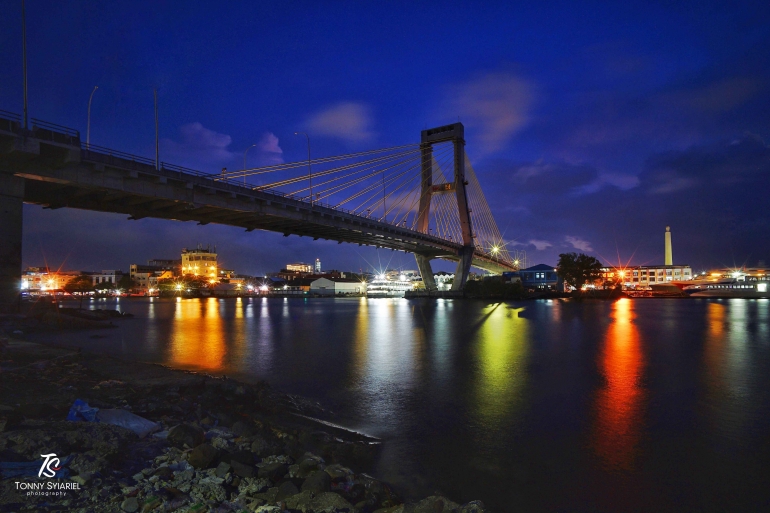 Jembatan Soekarno di waktu malam. Sumber: dokumentasi pribadi