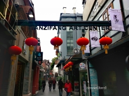Tianzifang, distrik seniman di tengah pemukiman tradisional Shanghai | foto: HennieOberst—