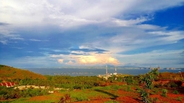 View Teluk Awang dari ketinggian. Pemandangan jika ambil jalur darat, Lombok Timur ke Tengah dari sisi timur selatan.  Dokumen Pribadi