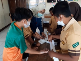 Sesi praktik penanganan pada cedera ringan oleh siswa/i kelas 5 SD Negeri Kesongo 01 dengan arahan mahasiswa