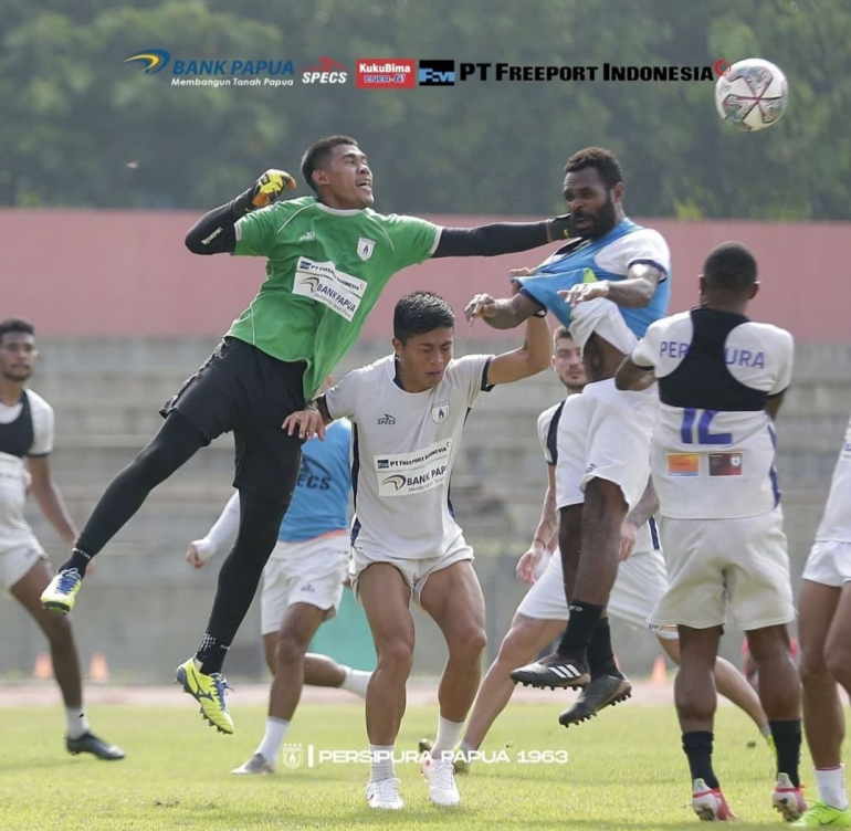 Foto: Alpons Migau Berusaha Menyusul Bola di udara saat sesi game Persipura/Sumber: @persipurapapua1963