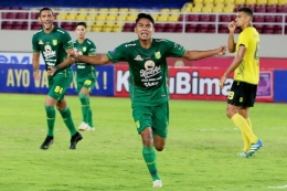 Selebrasi gol Marselino Ferdinan seusai mencetak gol ke gawang Barito Putera. (KOMPAS.com/Suci Rahayu)