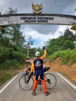 Pak dhe Suryo bersepeda hingga perbatasan Indonesia/dokpri