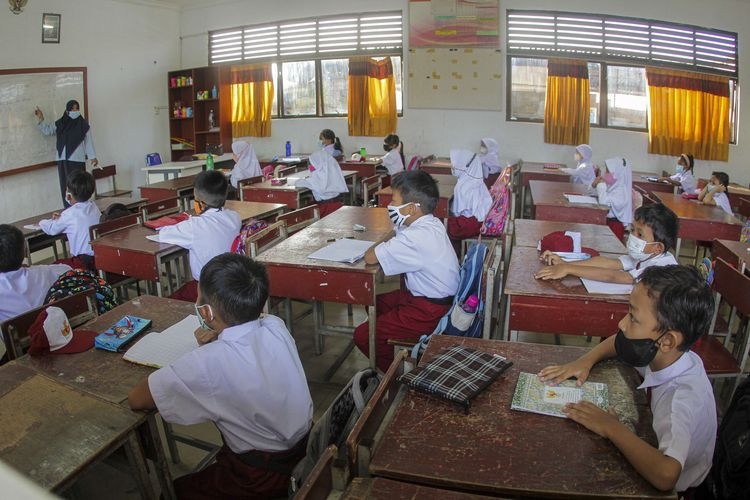Siswa mengikuti pembelajaran tatap muka (PTM) di SDN 010 Batam Kota, Batam, Kepulauan Riau, Senin (10/1/2022).| Sumber: ANTARA FOTO/TEGUH PRIHATNA