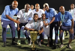 Alex Song dengan trofi juara Liga Djibouti untuk Arta Solar. (Sumber: Afrique Sports)