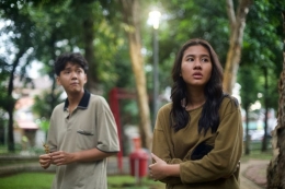 Pemeran utama film Penyalin Cahaya, Chicco Kurniawan (kiri) dan Shenina Cinnammon. (Dok. Rekata Studio/Kaninga Pictures via Kompas.com)