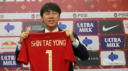 Sumber foto : tribunenews.com | Ilustrasi Shin Tae Yong memakai Nomor punggung 1 sebagai Pelatih timnas Indonesia