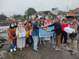 Tim KKN-T Unikama ikut serta dalam acara donasi karang taruna Desa Jenggolo untuk korban banjir di Kota Batu