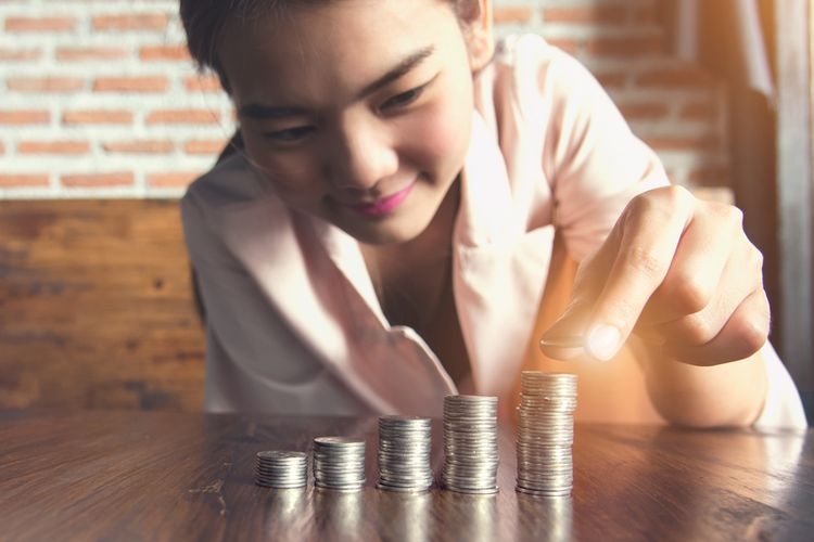 Ilustrasi latihan menabung dan berinvestasi sebagai salah satu cara belajar literasi finansial. Sumber: Shutterstock via Kompas.com