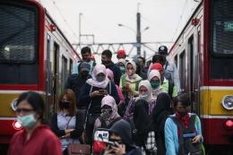 Penumpang KRL Commuter Line di Stasiun Bogor. (KOMPAS.COM/KRISTIANTO PURNOMO)