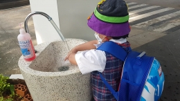 Anak saya TK A mencuci tangan sebelum mengikuti PTMT bulan November 2021 (Foto: Dokumentasi pribadi MomAbel)