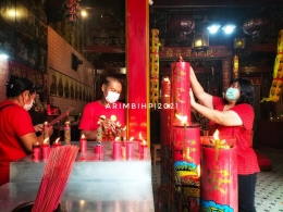 Para umat yang sedang menyalakan lilin di Kelenteng Tien Kok Sie, Minggu (16/1/2022)/dokpri