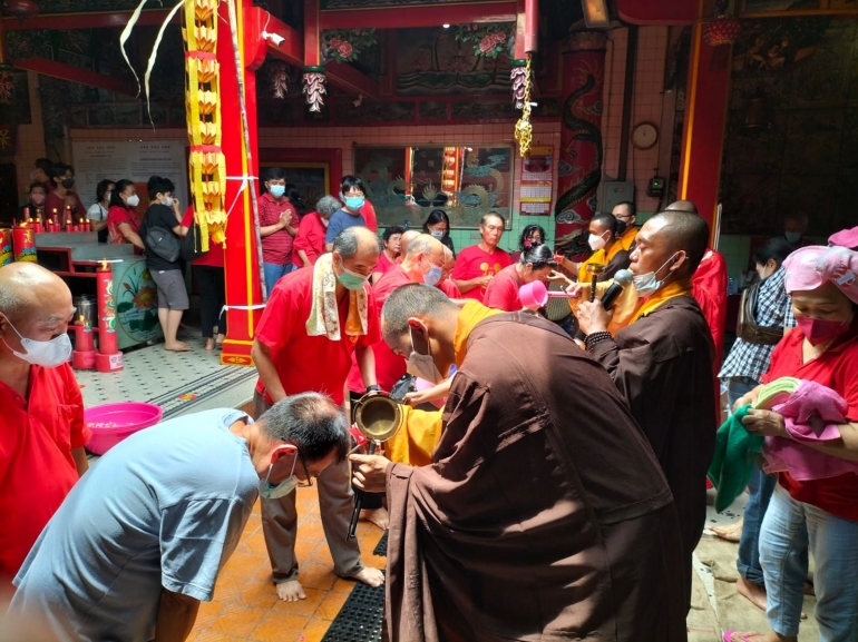 Para biksu yang memotong rambut dalam upacara Pao Un di Kelenteng Tien Kok Sie, Minggu (16/1/2022)/dokpri