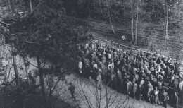 Foto: Tentara Nazi menggiring tahanan meninggalkan kamp menghindari pasukan Sekutu. (Sumber: KZ Gedenkstatte Dachau)
