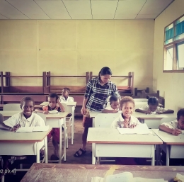 Foto: Guru kontrak Rofina Manggung saat mengawasi siswa SD YPPK St.Paulus Yibin Belajar di kelas/Sumber: Dokumen Pribadi