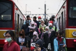 Penumpang KRL Commuter Line di Stasiun Bogor. (Sumber: KOMPAS.COM/KRISTIANTO PURNOMO)