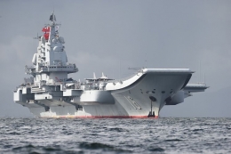 ilustrasi: Kapal induk milik AL China, Liaoning. (Foto: AFP/ANTHONY WALLACE via kompas.com)